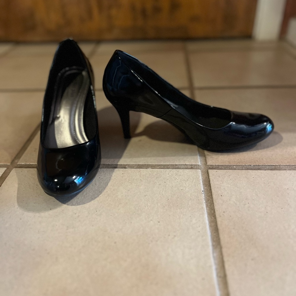 Comfort plus brand women’s patent black round toe heel. Closed toe high heel.